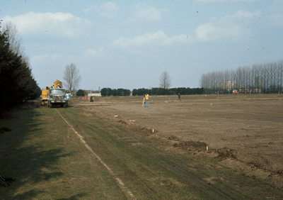 824475 Afbeelding van de aanleg van het terrein van Sportvereniging Kampong aan de Laan van Maarschalkerweerd te Utrecht.